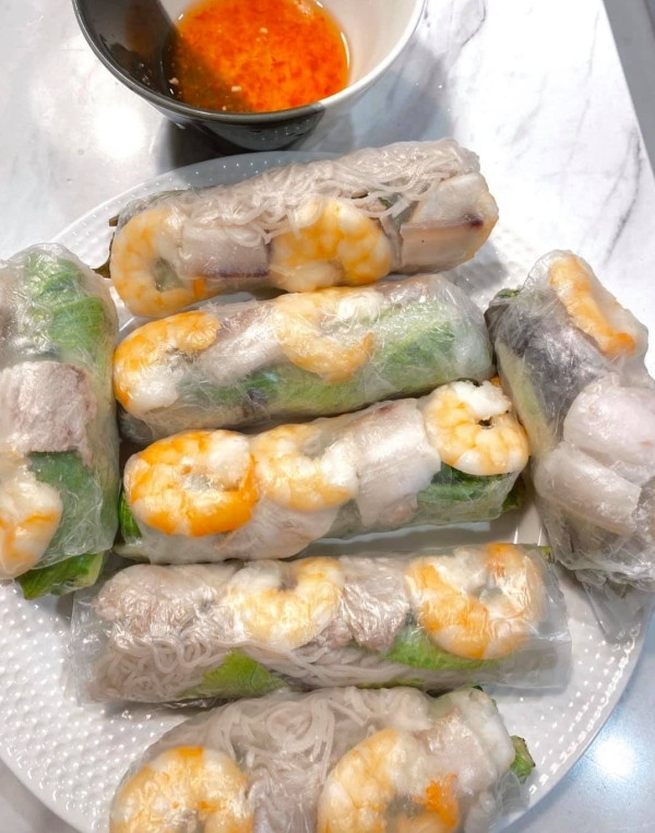 Tóc Tiên cũng trổ tài vào bếp mùa dịch với món gỏi cuốn bún gạo lức. Cuốn có tôm, thịt luộc kèm rau, chấm với nước mắm ớt, ăn vừa miệng.