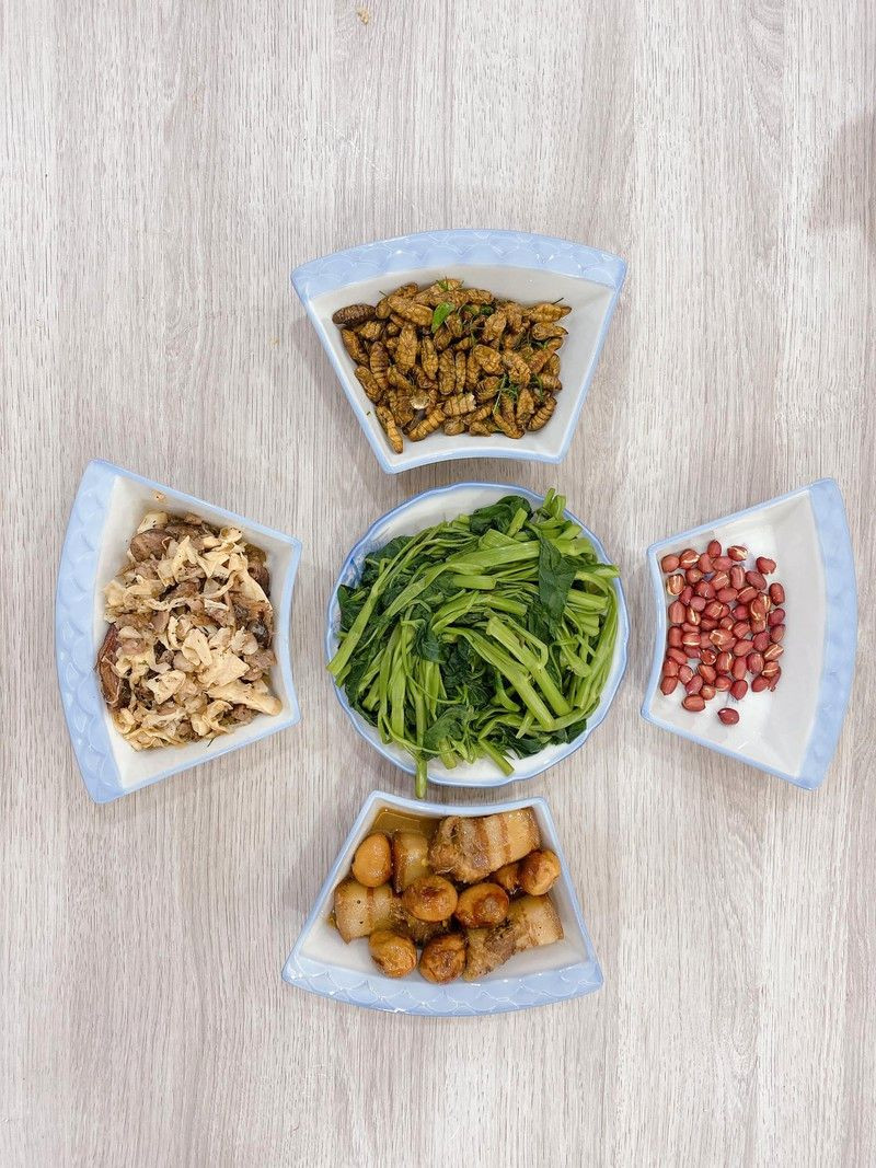 Người đẹp cũng thường xuyên vào bếp nấu những bữa cơm thuần Việt đãi chồng.