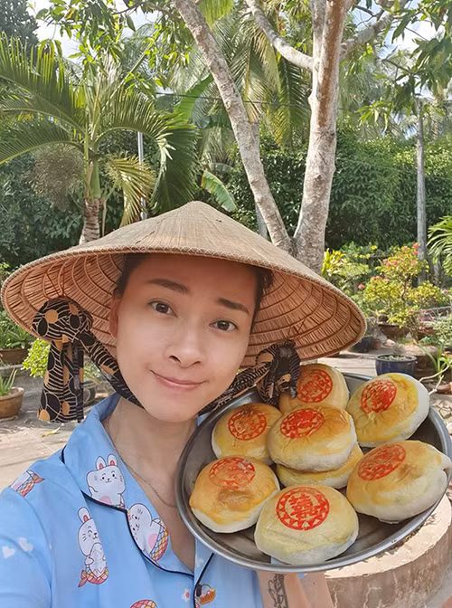 Trở về quê Trà Vinh, Ngô Thanh Vân khoe mẻ bánh pía nhân khoai môn trứng muối vừa tự làm tại nhà với công thức của gia đình.