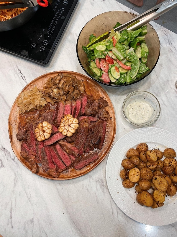 Không chỉ giỏi làm món Việt mà Tóc Tiên còn nấu món Tây khá chuẩn và hấp dẫn. Ảnh: Instagram, FB. Video "Chế biến món ngon từ nấm đông cô". Nguồn: VTC.