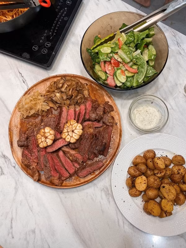 Không chỉ giỏi làm món Việt mà Tóc Tiên còn nấu món Tây khá chuẩn và hấp dẫn. Ảnh: Instagram, FB. Video "Chế biến món ngon từ nấm đông cô". Nguồn: VTC.