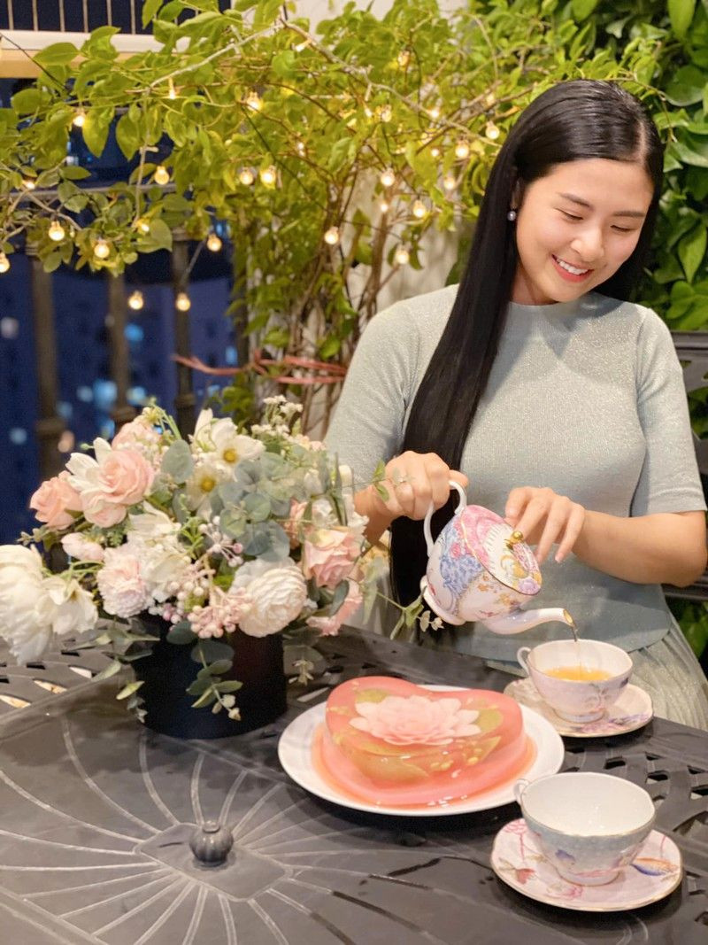 Ở nhà tránh dịch, Hoa hậu Ngọc Hân trổ tài khéo tay tự làm rau câu, thưởng thức với trà chiều.