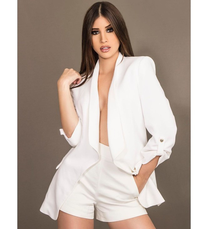 Cô thường chụp ảnh thời trang với phong cách gợi cảm, khỏe khoắn khi diện bộ vest phom rộng kết hợp mốt không nội y.