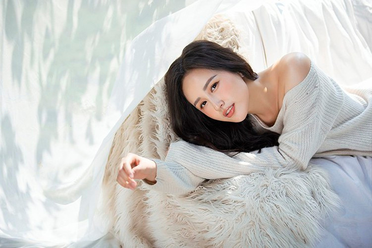 Kiểu áo trễ vai tôn lên vẻ đẹp phóng khoáng của Mai Phương Thúy.