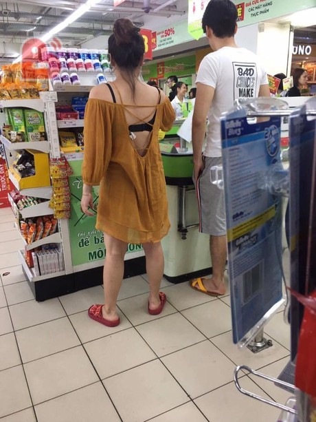 Vô tư mặc áo hở hang ngay giữa siêu thị đông đúc, cô gái trẻ bị dân mạng “ném đá”.