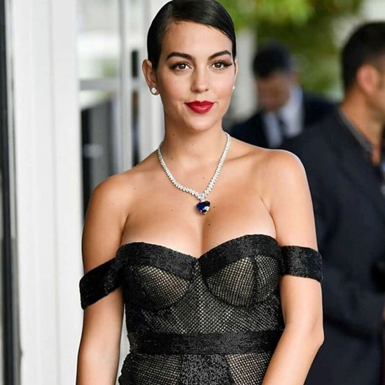 Những kiểu trang phục trễ nải tôn lên vòng một đầy cuốn hút của người đẹp Georgina Rodriguez.