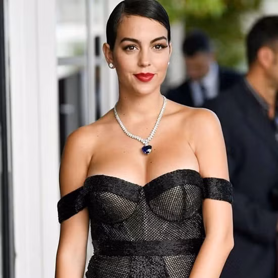 Những kiểu trang phục trễ nải tôn lên vòng một đầy cuốn hút của người đẹp Georgina Rodriguez.