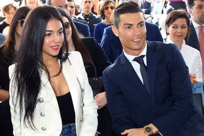 Hôn phu của CR7 gây chú ý bởi các kiểu áo khoe vòng một.