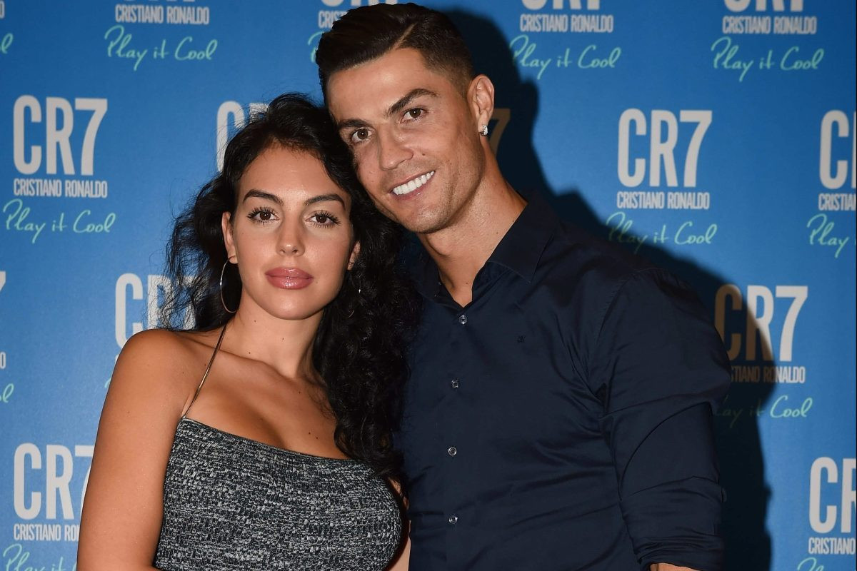 Vóc dáng bốc lửa của cô nàng được phô diễn qua trang phục gợi cảm.