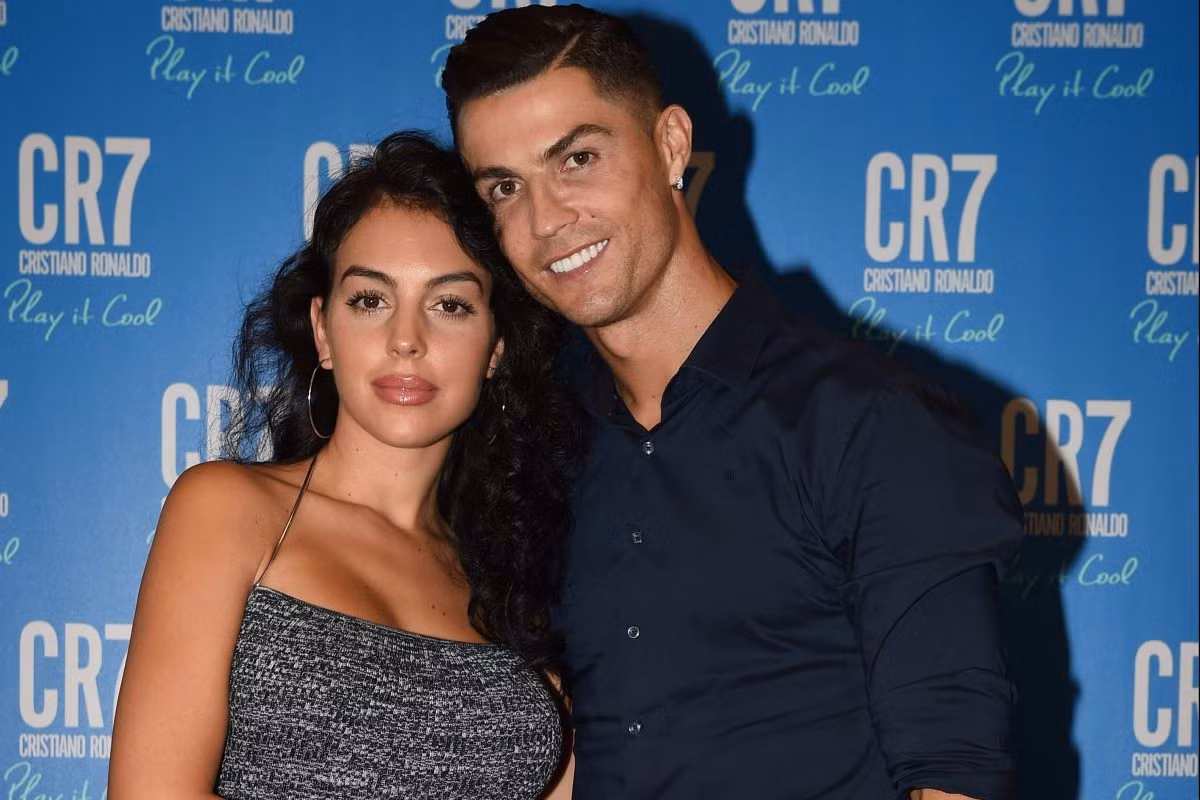 Vóc dáng bốc lửa của cô nàng được phô diễn qua trang phục gợi cảm.