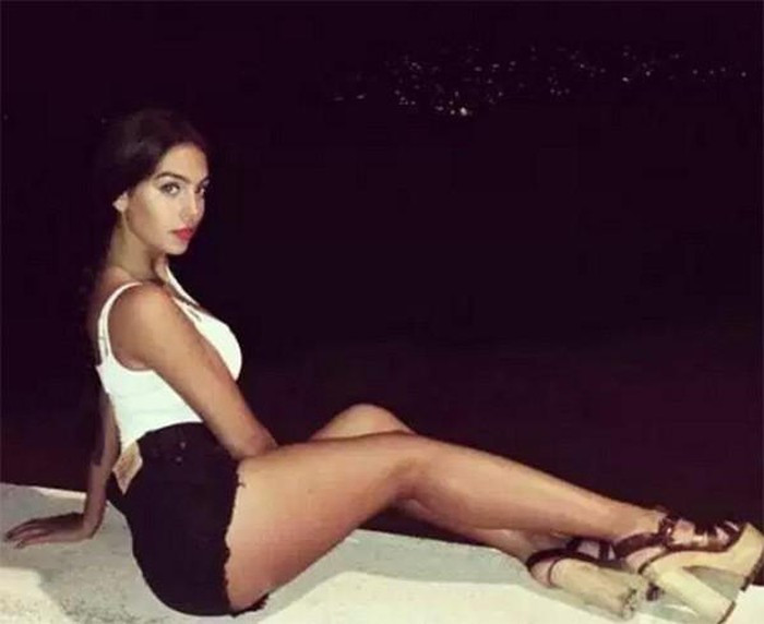 Áo hai dây với quần short cực ngắn khoe đôi chân nóng bỏng.