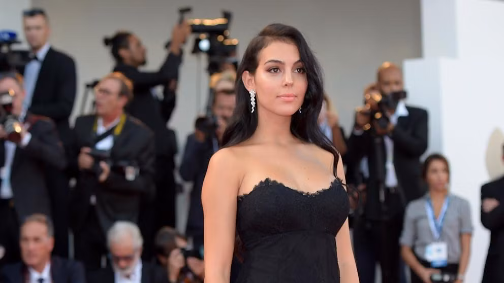 Váy cúp ngực giúp cô tôn lên đôi gò bồng đào hấp dẫn.