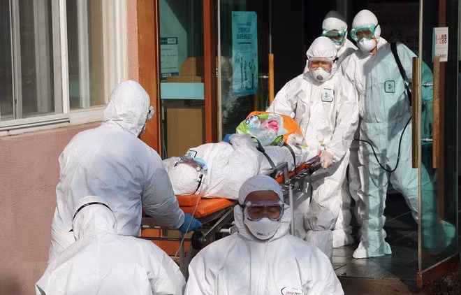 Benh nhan nhiem COVID-19 gia nhat o TQ xuat vien, VN 20 ngay khong co ca mac moi