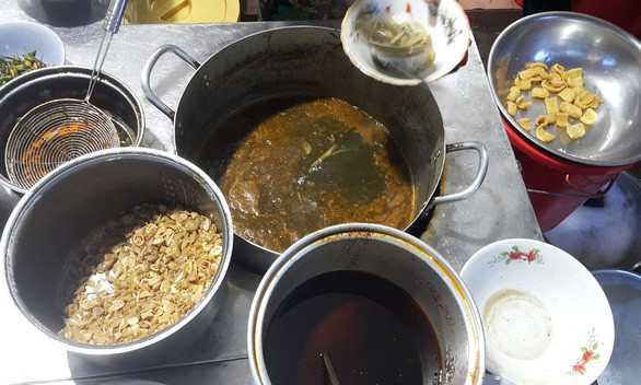 Bún mắm cua thối là sự pha trộn giữa mắm cua, thịt ba chỉ, măng, chả, nem chua, da heo chiên giòn, bánh phồng tôm, rau sống…