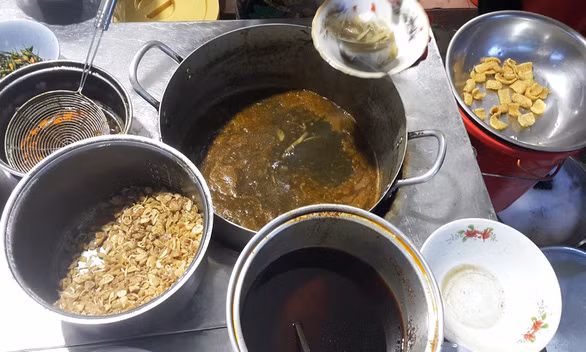 Bún mắm cua thối là sự pha trộn giữa mắm cua, thịt ba chỉ, măng, chả, nem chua, da heo chiên giòn, bánh phồng tôm, rau sống…