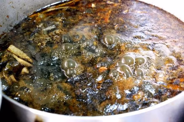 Nhiều thực khách cho rằng, nếu bỏ qua được cảm giác ban đầu, thì thưởng thức bún cua thối lại có vị ngon riêng, khác biệt, cảm nhận vị mằn mặn, cay cay, là lạ.