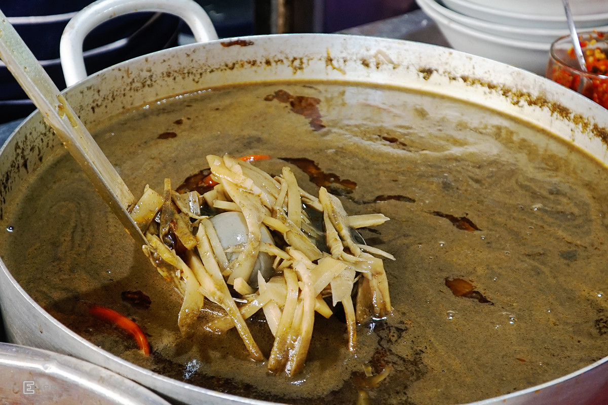 Nếu can đảm bỏ qua những nỗi nghi ngại về hình thức lẫn mùi vị, bạn sẽ nhận được một trải nghiệm vô cùng mới lạ. Điểm nhấn của món ăn nằm ở cái mằn mặn của nước dùng hòa lẫn trong miếng thịt béo béo hay chả dai giòn.