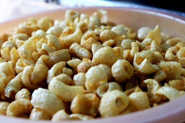 Món bún làm từ gạo là nguyên liệu chính ăn cùng với nước lèo cua. Nước lèo cua tuy có mùi khó chịu nhưng lại đậm đà khó quên bởi vị ngọt từ cua đồng, thêm vào đó là vô số gia vị.