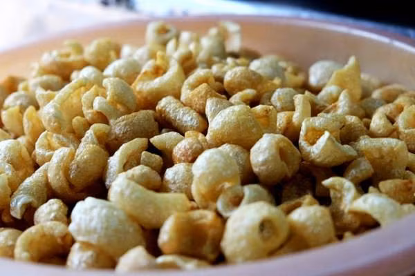 Món bún làm từ gạo là nguyên liệu chính ăn cùng với nước lèo cua. Nước lèo cua tuy có mùi khó chịu nhưng lại đậm đà khó quên bởi vị ngọt từ cua đồng, thêm vào đó là vô số gia vị.