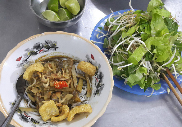 Trộn một ít rau sống, vắt chanh, thêm ớt... đấy là cách thưởng thức bún cua thối đúng chuẩn. Nhờ sự hòa quyện của cái chua chua, cay the nồng nàn này mà tôn lên "mùi thơm" đặc trưng của món ăn.