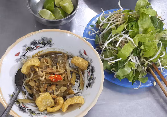 Trộn một ít rau sống, vắt chanh, thêm ớt... đấy là cách thưởng thức bún cua thối đúng chuẩn. Nhờ sự hòa quyện của cái chua chua, cay the nồng nàn này mà tôn lên "mùi thơm" đặc trưng của món ăn.