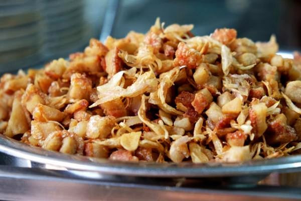 Dùng cùng với bún là bánh phồng tôm, tóp mỡ cháy giòn, da heo chiên giòn, hành phi dầu đậu nành, bún mắm cua còn được ăn kèm chả, nem và rau sống các loại… Món ăn không thể thiếu mắm nêm và ớt bằm, do món ăn có vị tanh nên càng cay càng ngon.