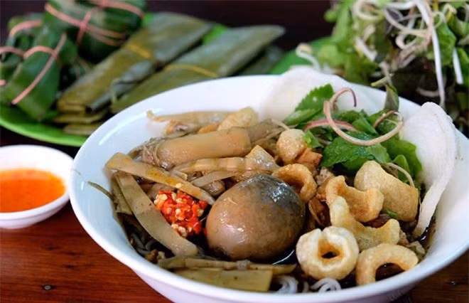 Bún thối hay bún mắm cua thối được cho là món ăn nổi tiếng ở Pleiku bởi hương vị đặc biệt. Chính bởi mùi hương lạ này mà món ăn kén người hơn rất nhiều so với các loại bún cua khác ở Việt Nam.
