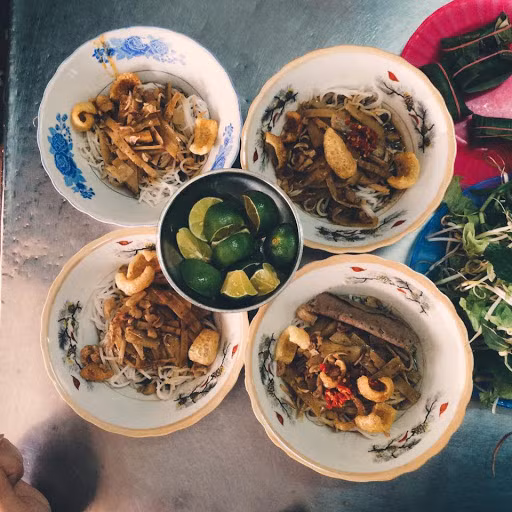 Ở Pleiku, có nhiều hàng bán bún cua thối, nhưng có tiếng nhất phải kể đến quán bún Chi trên đường Phùng Hưng. Dù chỉ là một quán nhỏ trong hàng loạt quán xá trong chợ nhưng nhờ mùi vị đặc trưng nên rất dễ nhận ra. Ảnh: Internet. Mời độc giả theo dõi video "Chế biến món ngon từ nấm đông cô". Nguồn: VTC.