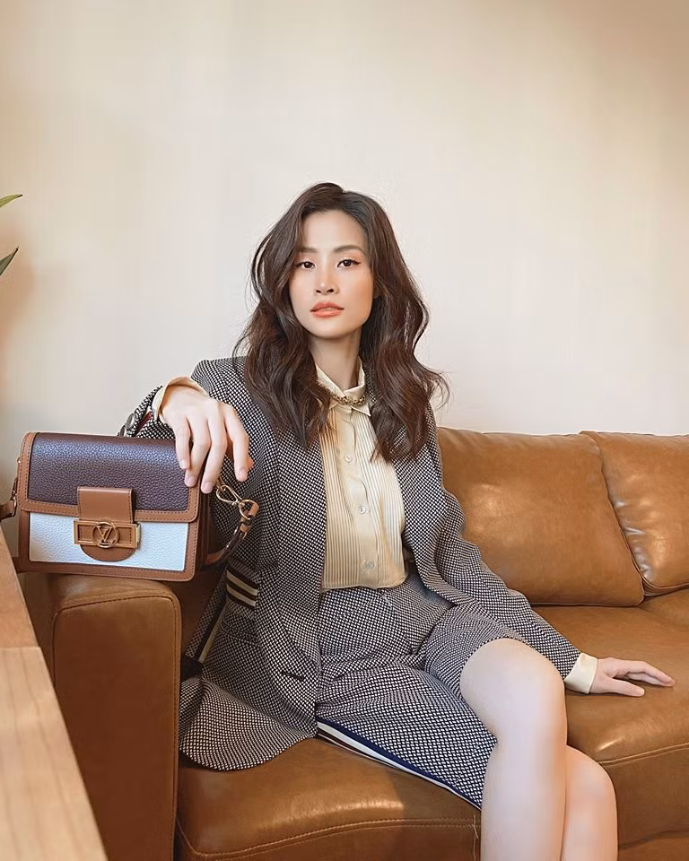 Trong thời gian bầu bí nhưng Đông Nhi vẫn tự tin diện suit cực cá tính và sành điệu.