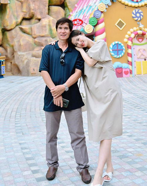 Đông Nhi chuộng những bộ váy rộng rãi, phong cách đơn giản và thoải mái giấu bụng bầu.