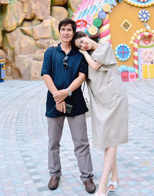 Đông Nhi chuộng những bộ váy rộng rãi, phong cách đơn giản và thoải mái giấu bụng bầu.