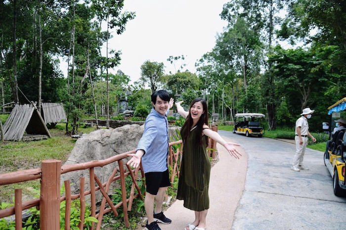 Mẹ bầu trông nhẹ nhàng khi diện các kiểu váy suông thoải mái trong chuyến du lịch tại Phú Quốc sau khi giãn cách xã hội kết thúc.