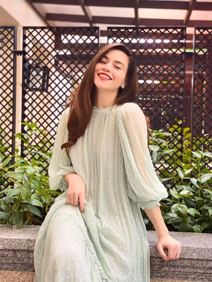 Hồ Ngọc Hà chọn váy lụa thoải mái trong những ngày ốm nghén vì mang thai.