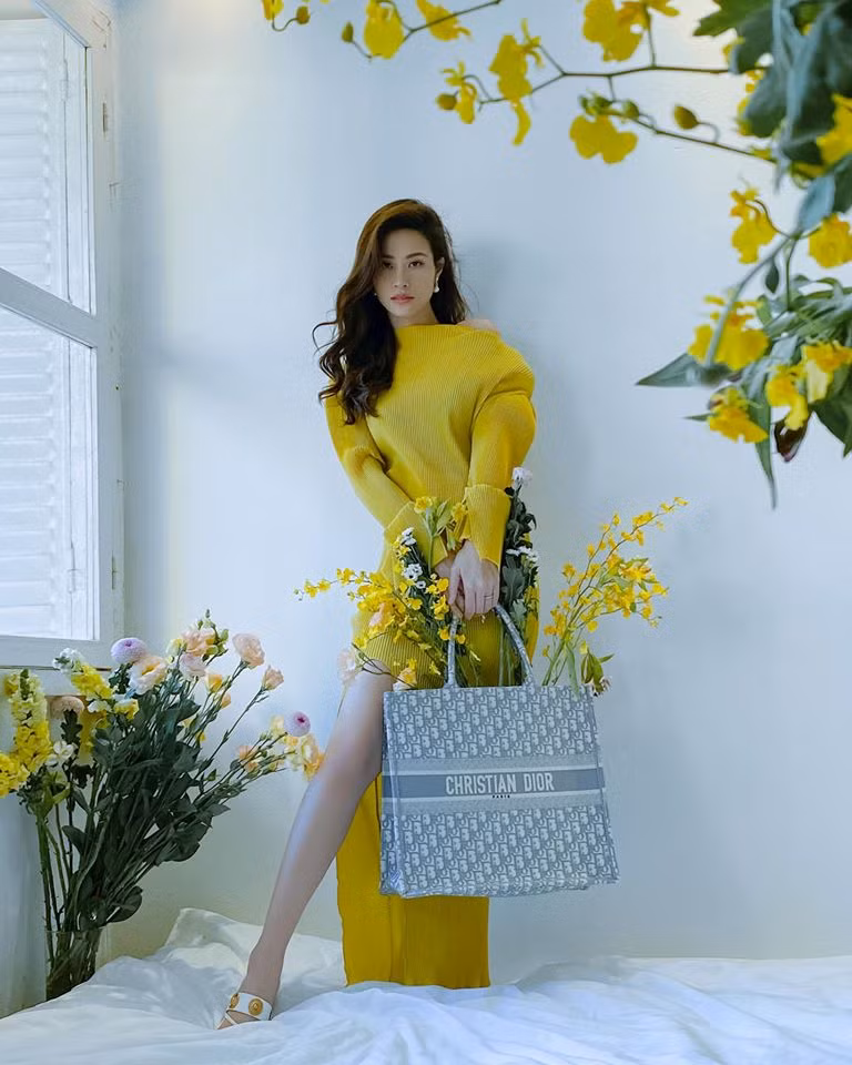 Diện váy xếp ly đúng trend 2020, Đông Nhi chọn thêm túi Dior to bản để tạo điểm nhấn.