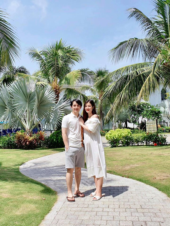 Trong chuyến du lịch, nữ ca sĩ diện váy trắng rộng, để lộ vòng hai lớn khi đang mang bầu ở tháng thứ 4.