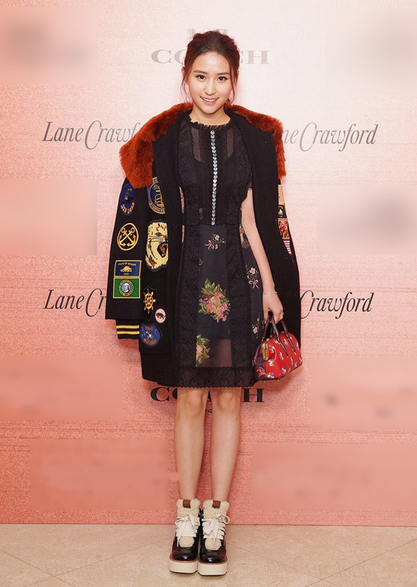 Khoác lên mình những bộ trang phục và phụ kiện hàng hiệu, ái nữ tỷ phú Ma Cao thu hút mọi ánh nhìn người hâm mộ.