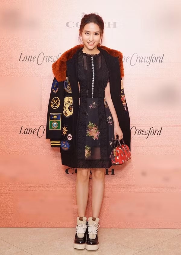 Khoác lên mình những bộ trang phục và phụ kiện hàng hiệu, ái nữ tỷ phú Ma Cao thu hút mọi ánh nhìn người hâm mộ.