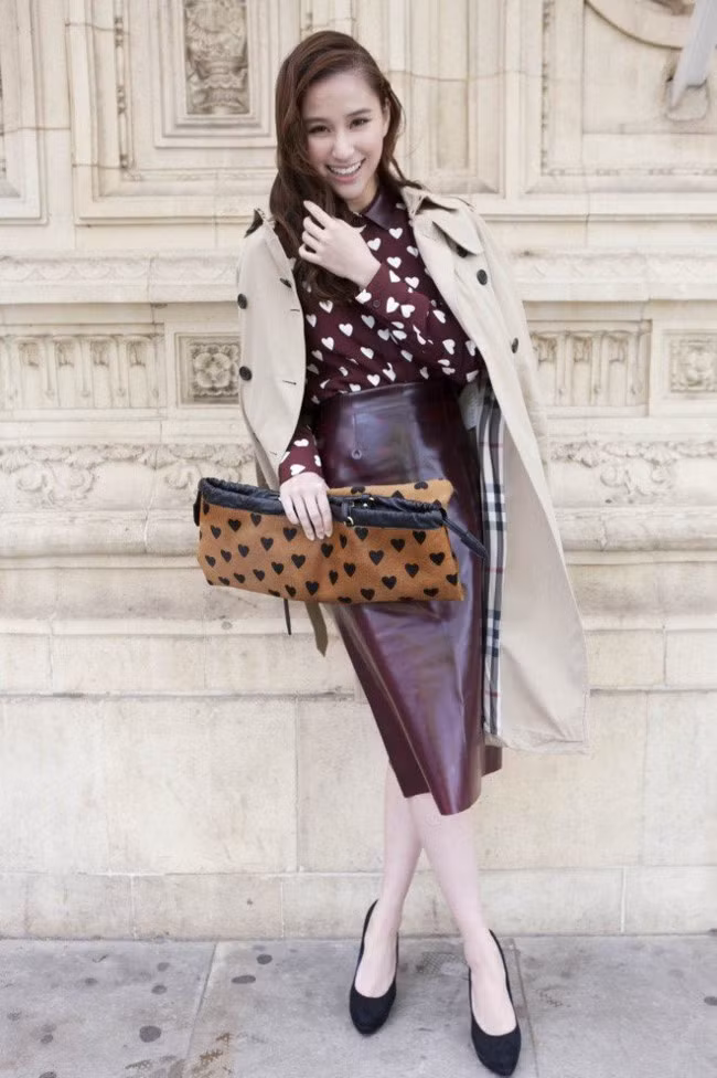 Những bộ trang phục mà Hà Siêu Liên khoác lên người đều đến từ các thương hiệu nổi tiếng thế giới như Louboutin, Jimmy Choo, Dior, Valentino, Burberry...