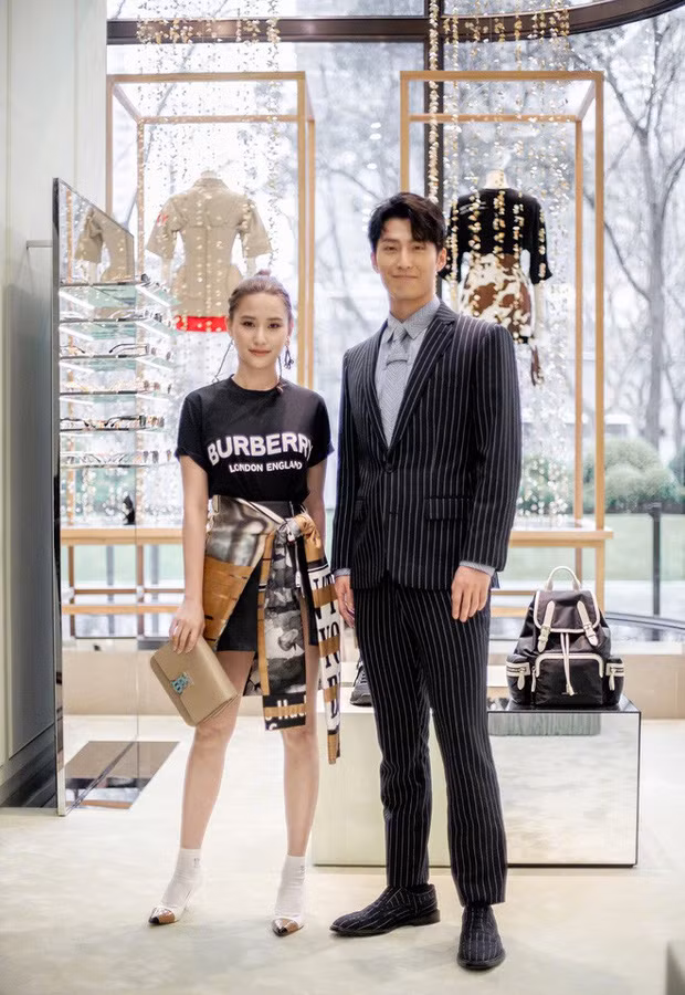 Hà Siêu Liên ăn mặc sang chảnh xuất hiện cùng bạn trai lịch lãm.