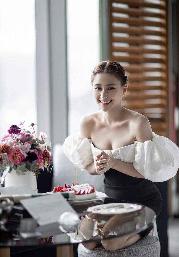 Gương mặt xinh đẹp, thân hình nóng bỏng cộng thêm xuất thân danh giá, không khó hiểu khi Hà Siêu Liên luôn góp mặt tại những sự kiện thời trang đình đám thế giới.