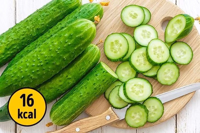 Dưa chuột có 97% là nước nên đây là loại thực phẩm lợi tiểu nhất, làm tăng tốc độ giảm cân. Dưa chuột giàu vitamin K, có lượng calo rất thấp, chỉ 12 calo/100g.