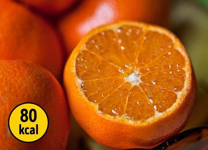 Quả cam: Cam là một trong những trái cây có hàm lượng vitamin C cao nhất. Lớp cùi trắng bên trong vỏ cam, chứa rất nhiều chất xơ, giúp giảm cholesterol. Vì vậy, tốt hơn là bạn nên ăn cả lớp cùi trắng này. Ảnh: Brightside.