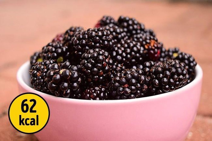 Dâu đen: Quả này chứa các chất chống oxy hóa và vitamin C. Ngoài ra, chúng có hương vị tuyệt vời. Do hàm lượng calo thấp, dâu đen thích hợp với những người thừa cân, thậm chí đối với những người đang có chế độ ăn kiêng trong một thời gian dài. Ảnh: Brightside.