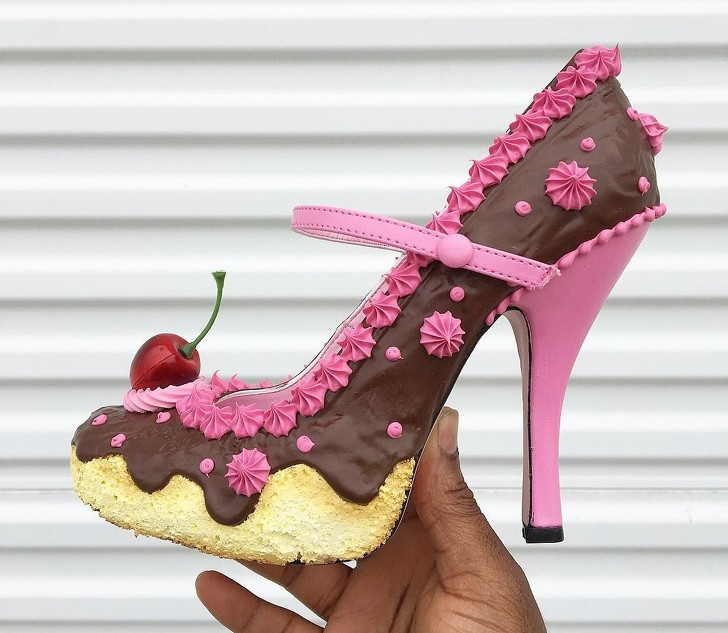 Chris Campbell đã thiết kế hàng chục đôi giày cao gót trông giống hệt những chiếc bánh được trang trí kem, sô cô la và quả anh đào.