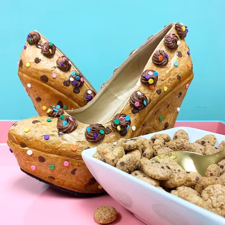 Đôi giày được trang trí bằng socola và những viên kẹo màu mè hấp dẫn. Ảnh: BS. Video "Minh Hằng chia sẻ về phong cách thời trang". Nguồn: VTC.