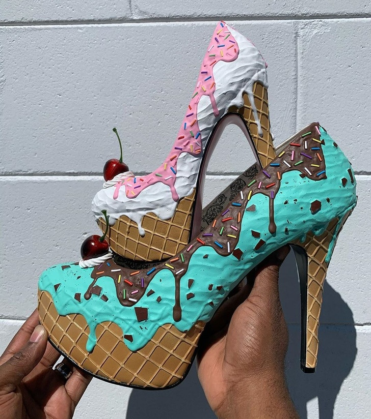 Những đôi giày cao gót được trang trí bằng socola và quả cherry.