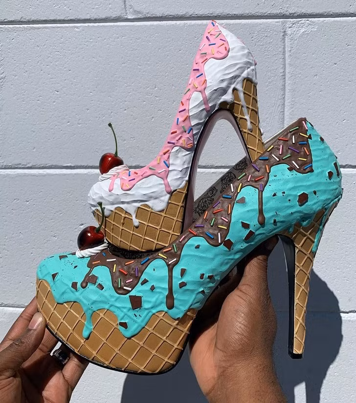 Những đôi giày cao gót được trang trí bằng socola và quả cherry.