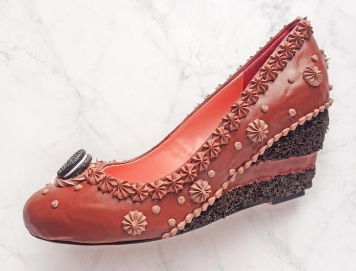 Chris mất từ 2 đến 4 tuần để hoàn thành một mẫu thiết kế. Mỗi tác phẩm của anh được bán với giá từ 60 đến 200 bảng (từ 2 đến 6,6 triệu đồng).