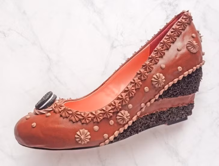 Chris mất từ 2 đến 4 tuần để hoàn thành một mẫu thiết kế. Mỗi tác phẩm của anh được bán với giá từ 60 đến 200 bảng (từ 2 đến 6,6 triệu đồng).