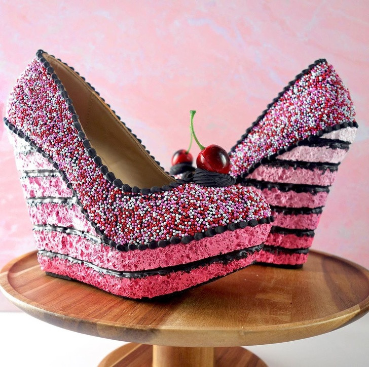 Đôi giày đế xuồng màu hồng cực kỳ ấn tượng.